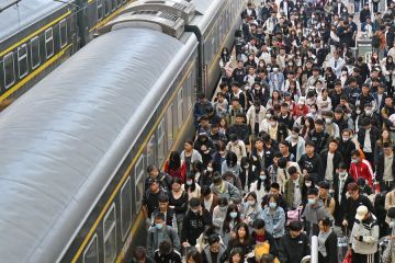 Lalu lintas penumpang di China melonjak selama liburan Hari Buruh