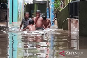 Kali Ciliwung meluap, permukiman Kebon Pala banjir
