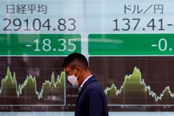 Saham Asia melemah setelah aksi jual Wall Street, dolar melambung