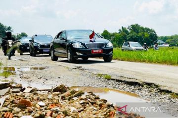 Mobil Jokowi lintasi jalan berkubang di Terusan Ryacudu Lampung