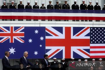 Ribuan orang Australia demo menentang pangkalan kapal selam nuklir