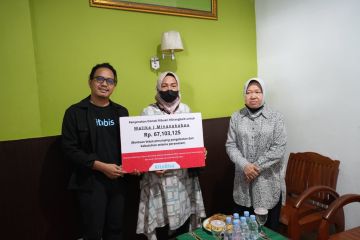 Mensos Risma serahkan donasi pengobatan anak di Maluku Tengah