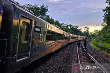 Dua KA tujuan Bandung-Semarang terlambat akibat longsor di Purwakarta