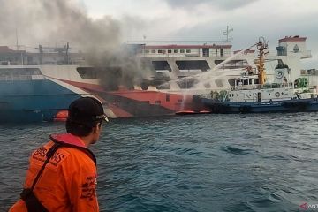 Kebakaran kapal ferry KMP Royce 1 di Merak