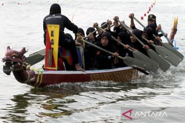 Lomba dayung perahu majapahit di Mojokerto