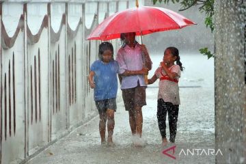 Hujan berpeluang turun di sejumlah kota besar di Indonesia