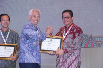 Unej terima penghargaan dari Persatuan Insinyur Indonesia Jatim