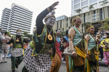 Parade etnik nusantara penyintas kanker