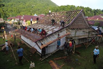 Gotong royong memperbaiki rumah adat Sowohi Kie Matiti