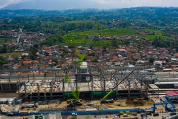 Konstruksi Stasiun Padalarang untuk KCJB sedang berlangsung