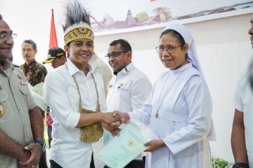 Wamen ATR/BPN serahkan sertifikat gereja di Sorong