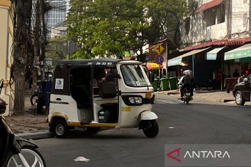 Menjelajahi Phnom Penh dengan transportasi tradisional tuk-tuk