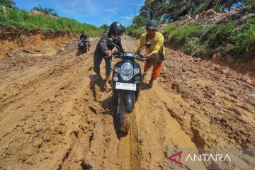 Jalan rusak di Muaro Jambi