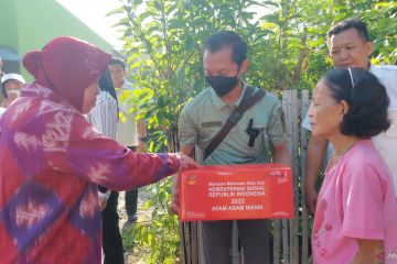 Mensos beri bantuan pada warga kurang mampu di Kota Bengkulu