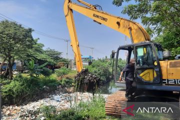 Pemkab Bekasi angkut tumpukan sampah sepanjang 150 meter di Kali Jambe