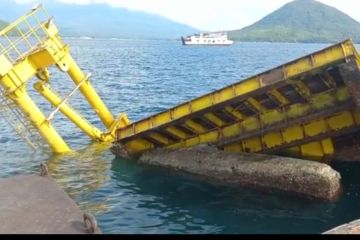 Jembatan dermaga pelabuhan Bastiong Ternate ambruk dihantam kapal feri