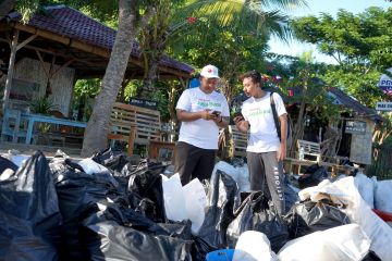 Telkomsel bersihkan sampah di Labuan Bajo sambut KTT ASEAN 2023