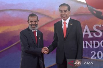 Presiden Jokowi sambut ketibaan para pemimpin di venue KTT Ke-42 ASEAN