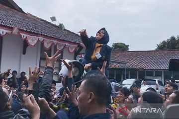 Bawaslu menyayangkan bacaleg euforia sawer uang di Kantor KPU Garut