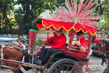 PDI Perjuangan tampilkan defile kebudayaan daftarkan caleg ke KPU