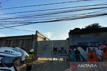 Gulkarmat Jaksel duga kebakaran bedeng karena korsleting mesin air