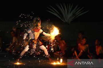 Atraksi tari Kecak di objek wisata Pantai Gunung Payung