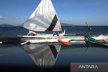 Nelayan Selat Bali gelar tradisi balap perahu