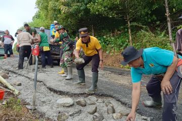 Warga pesisir Trenggalek gotong-royong perbaiki jalan rusak