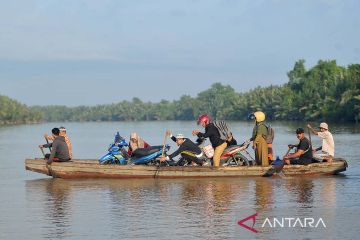 Perahu jadi moda andalan untuk menyeberangi sungai Betara di Jambi