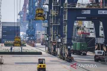 Neraca perdagangan Indonesia catat surplus selama tiga tahun