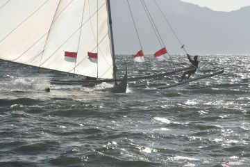 Lomba perahu layar lintasi Teluk Palu