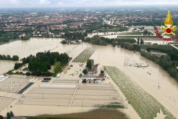 Tiga orang tewas, ribuan lainnya dievakuasi akibat banjir di Italia
