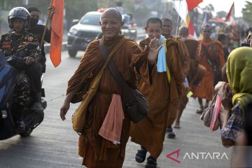 32 Bhante melakukan perjalanan dari Thailand tiba di Cirebon