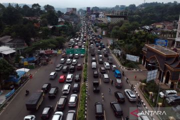 Mobil wisatawan serbu kawasan wisata Puncak