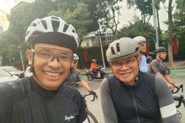 Pramono Anung dan Saleh Husin bersepeda rayakan keberhasilan Timnas
