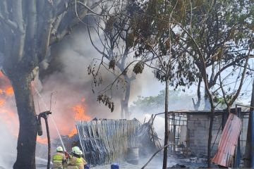 Lokasi pengepul barang bekas dan daur ulang terbakar di Kalideres