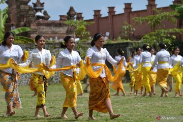 Perayaan Hari Saraswati di Bali