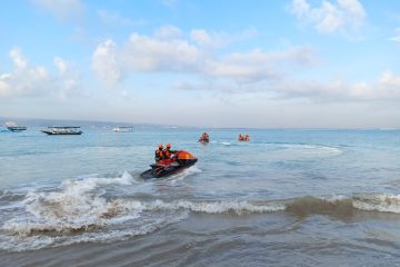 Basarnas Bali sisir Pantai Petitenget cari wisatawan yang hanyut