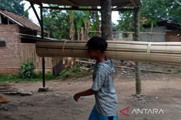 Perajin keray pelapah sawit di Lebak tumbuhkan ekonomi warga