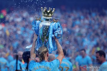 Manchester City angkat trofi kampiun Liga Inggris 2022/2023