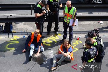 Aktivis lingkungan beraksi mengelem tangan di aspal