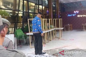 Satpol PP Jakut "tongkrongi" ruko langgar PP 21/2021 di Pluit