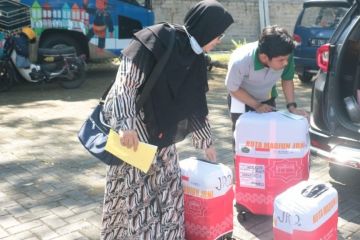 Petugas Kemenag Kota Madiun siapkan koper milik jamaah calon haji