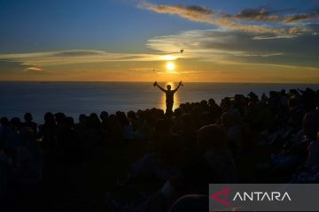 Menikmati sunset di puncak bukit Gado-gado