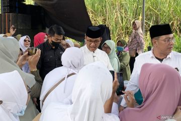 Anies Baswedan tanggapi santai soal hasil survei