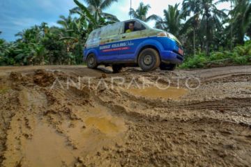 Jalan rusak menuju kawasan pesisir Jambi