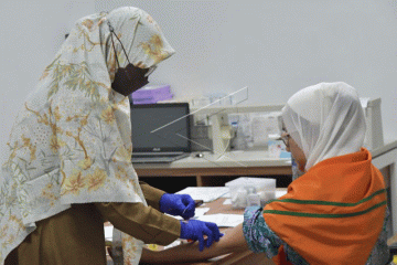 Jamaah calon haji tiba di asrama haji Bekasi