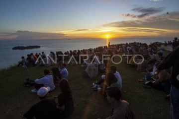 Menikmati matahari terbenam di Puncak Bukit Gado-gado Padang
