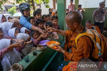 Biksu Thailand tiba di Pekalongan sebelum menuju Borobudur