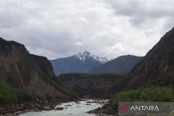 Membuka "Atap Dunia" dari sisi timur Himalaya